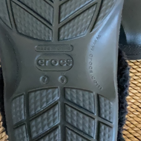CROCS, Fleece lined. Womens 9 / Mens 7. - Picture 3 of 6